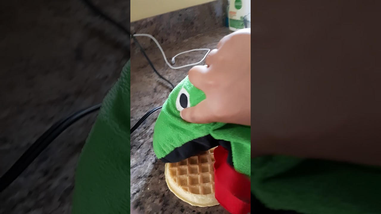 How to make toaster waffles with crocky and snaker » Video Bakery