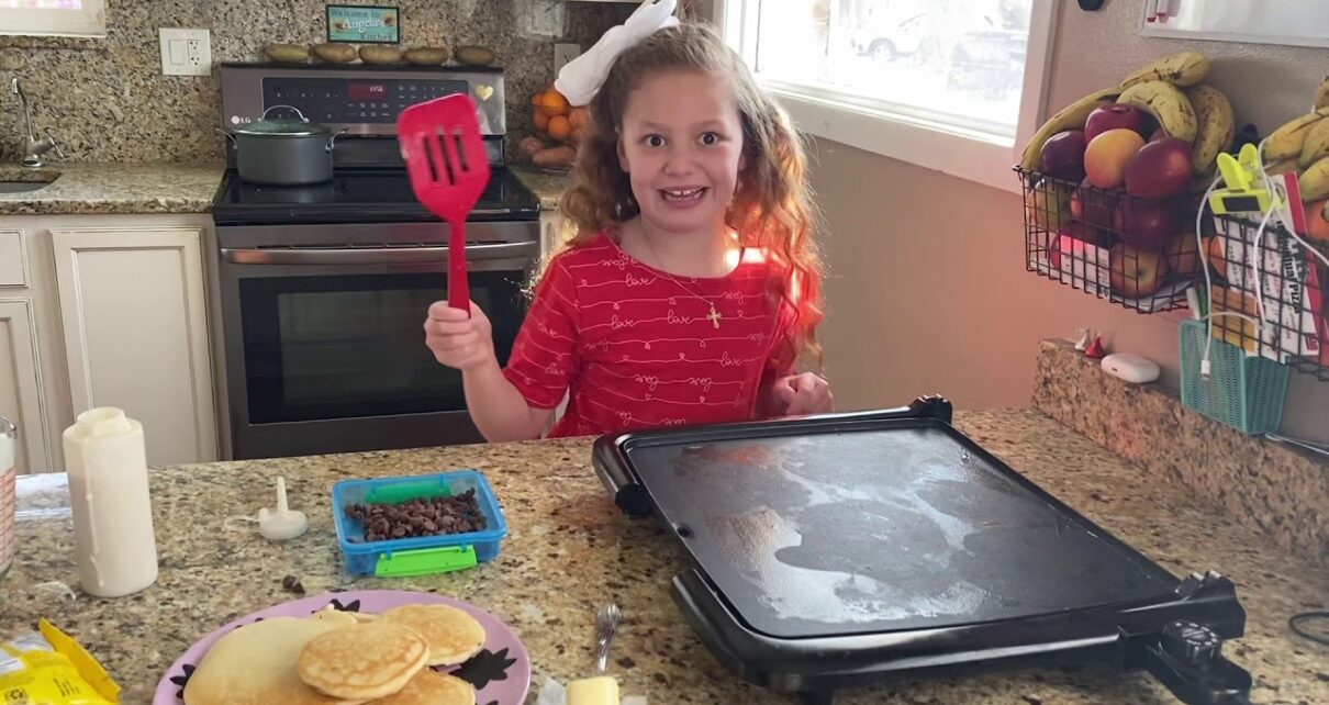 yt 270915 Julianna is making pancakes 1210x642 - Julianna is making pancakes